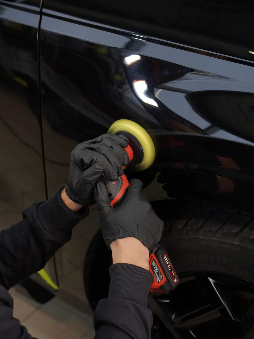 Cleenz Detailing meistras poliruoja automobilio kėbulą Vilniuje