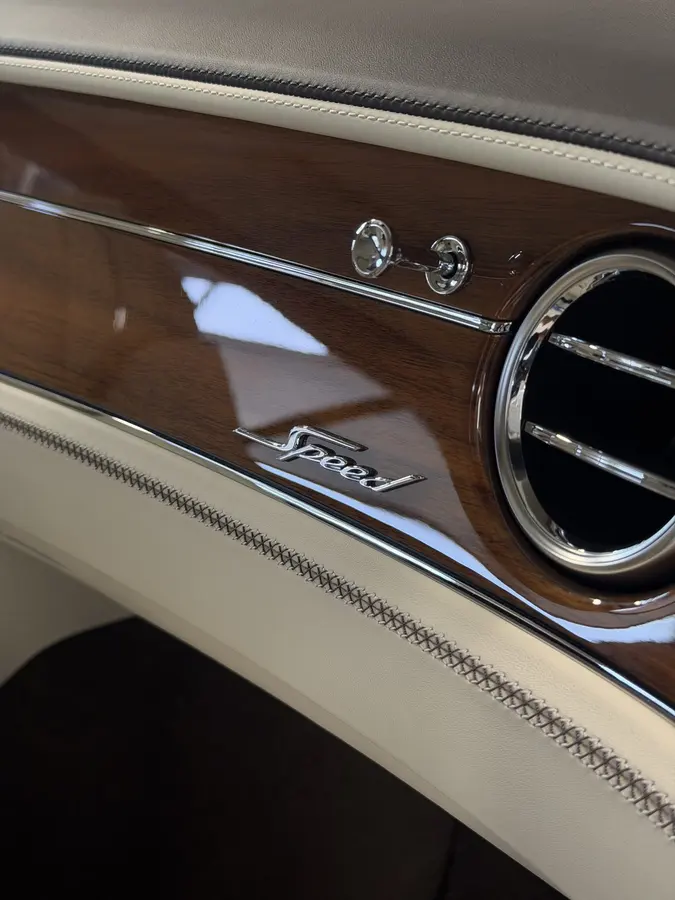 Bentley prietaisų skydelio medžio apdaila