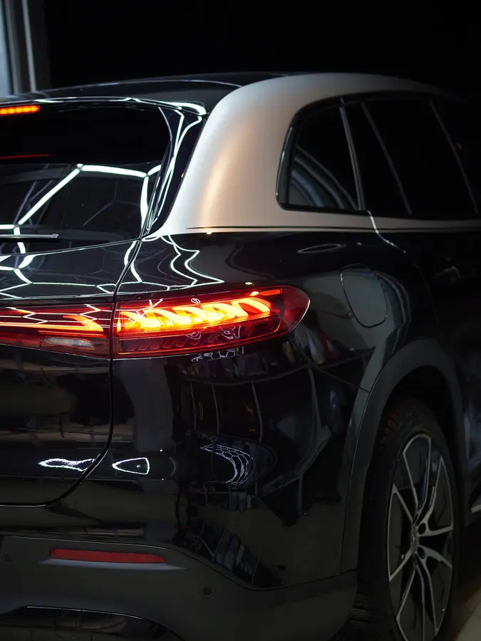Keraminės dangos blizgesys ant automobilio kėbulo