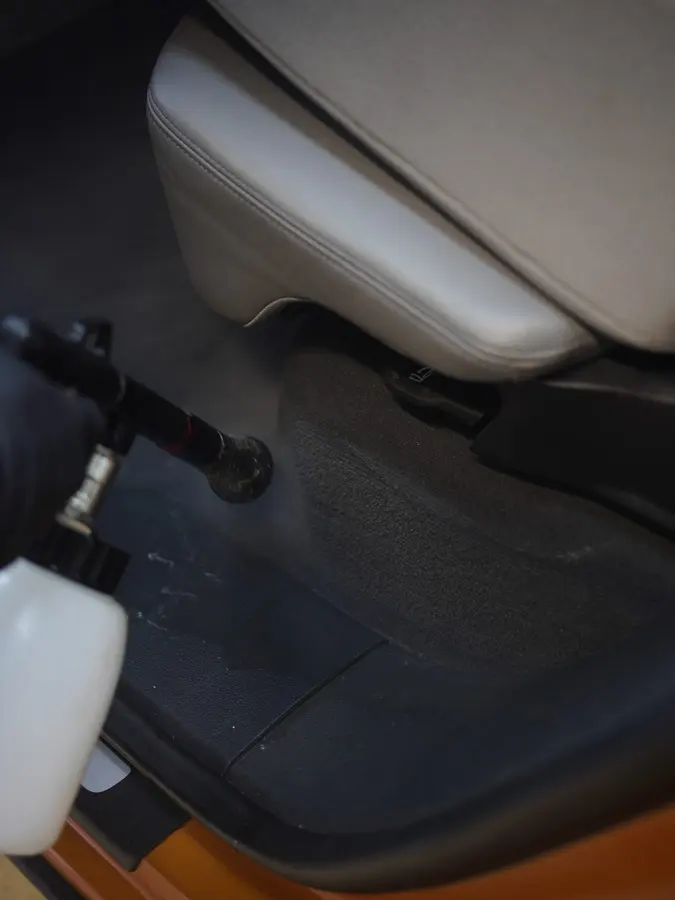 Automobilio salono cheminis valymas, sėdynės valymas