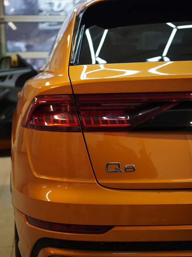 Poliruotas Audi Q8 žibintas po detailing darbų
