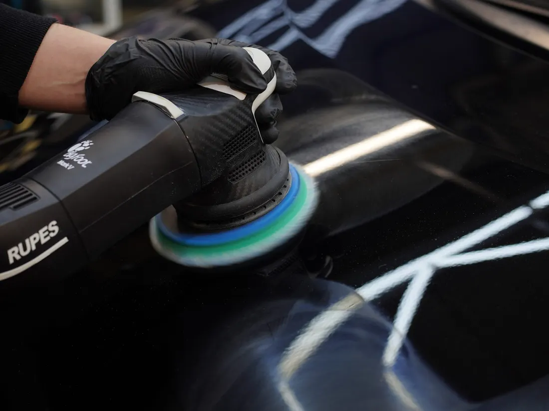 Automobilio dažų poliravimas Cleenz Detailing dirbtuvėje Vilniuje