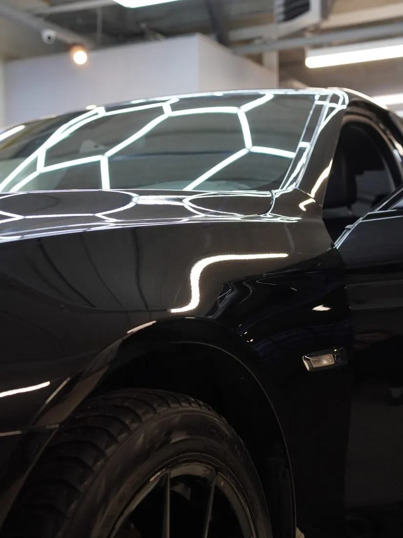 Gilaus įbrėžimo šalinimas ant automobilio kėbulo
